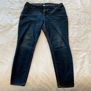 Woman, modern fit skinny jeans, size 18